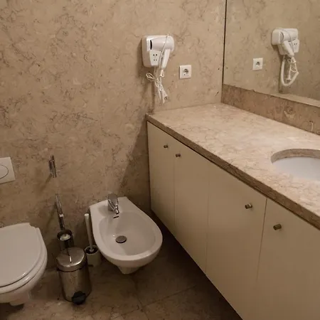 Apartman Classy 2bdr In Downtown By Lovelystay *